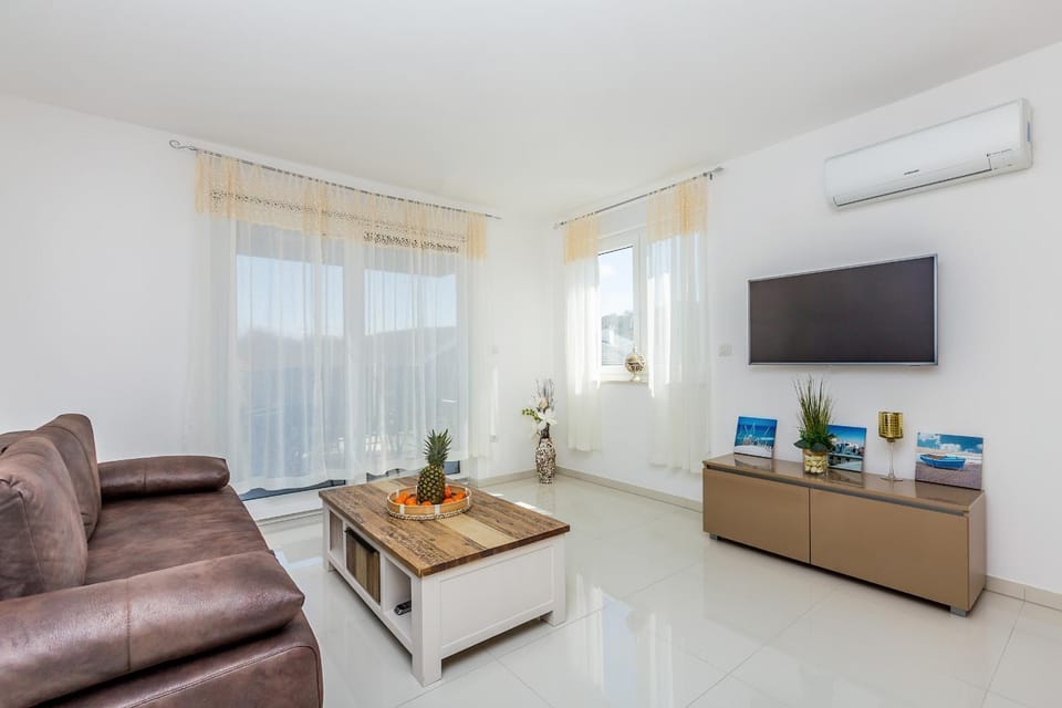 TV and multimedia, Living room, Seating area, air conditioner