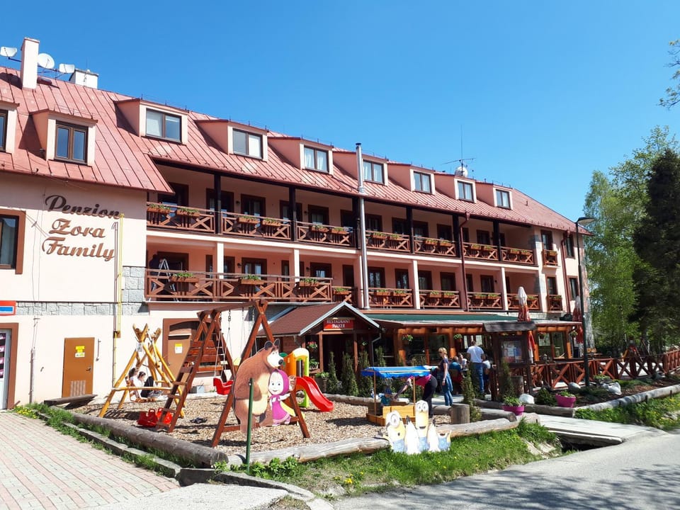 Property building, Restaurant/places to eat, Location
