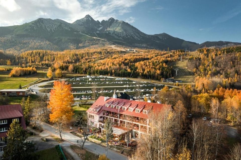 Property building, Skiing, Mountain view