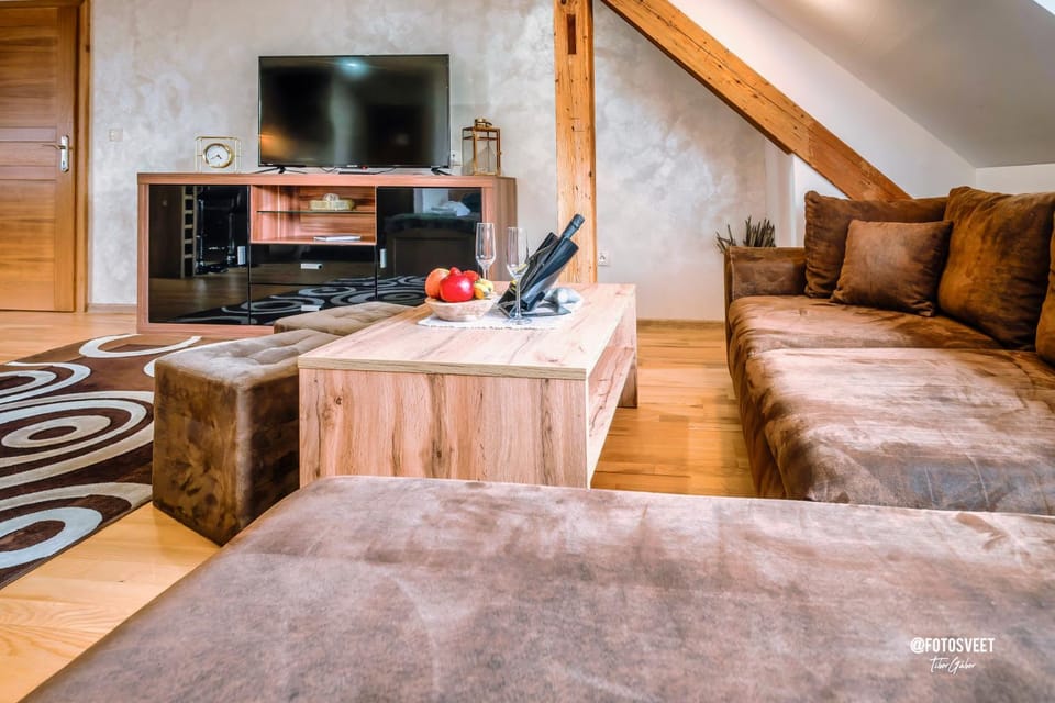 Communal lounge/ TV room, Living room, Seating area
