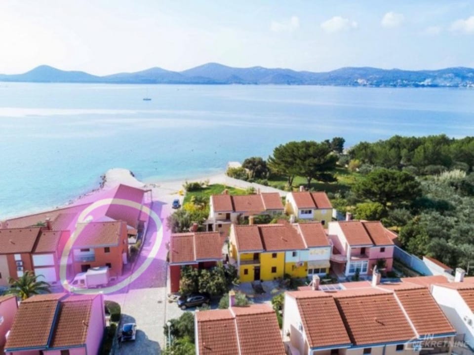 Bird's eye view, Location