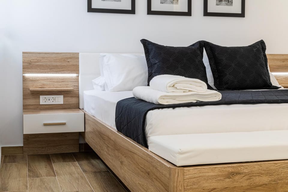 Bed, Photo of the whole room, Bedroom, towels