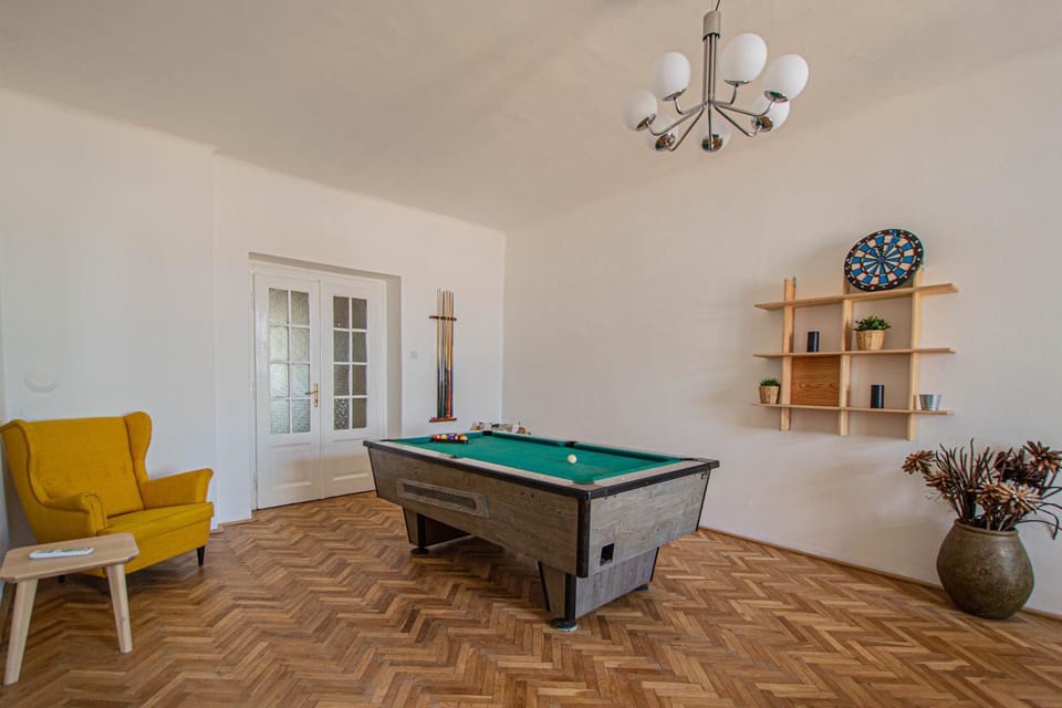 Billiard, Living room