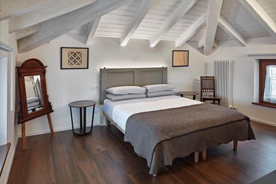 Decorative detail, Bedroom, internet