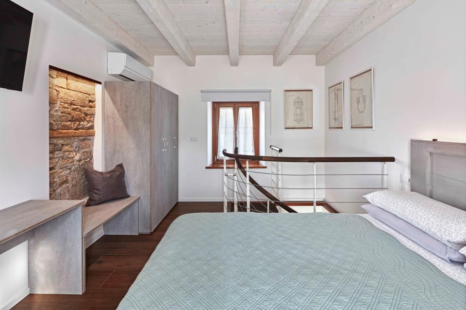 Bed, TV and multimedia, Bedroom