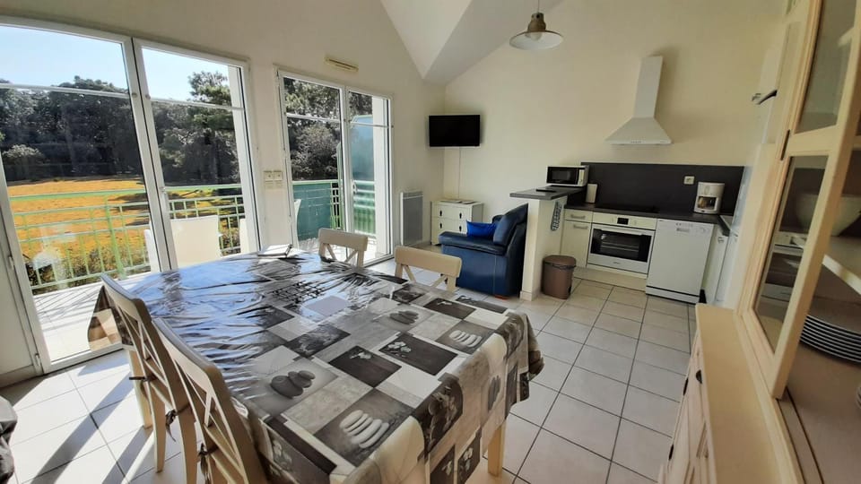 Kitchen or kitchenette, Living room, Dining area