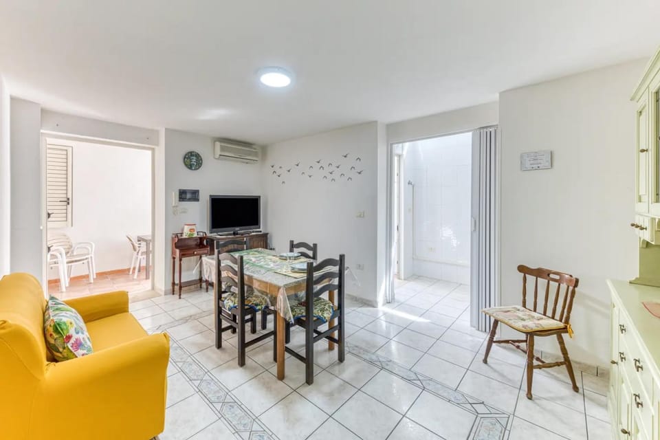 Living room, Seating area, Dining area, air conditioner