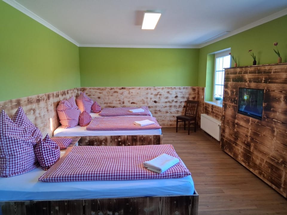 Bed, TV and multimedia, Photo of the whole room