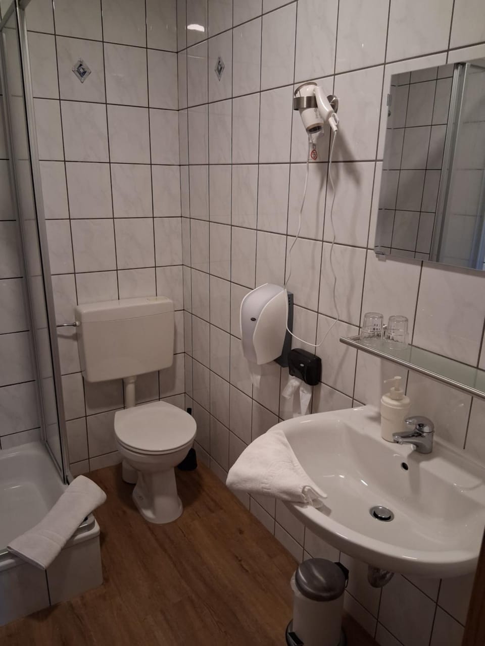 Shower, Toilet, Bathroom, towels