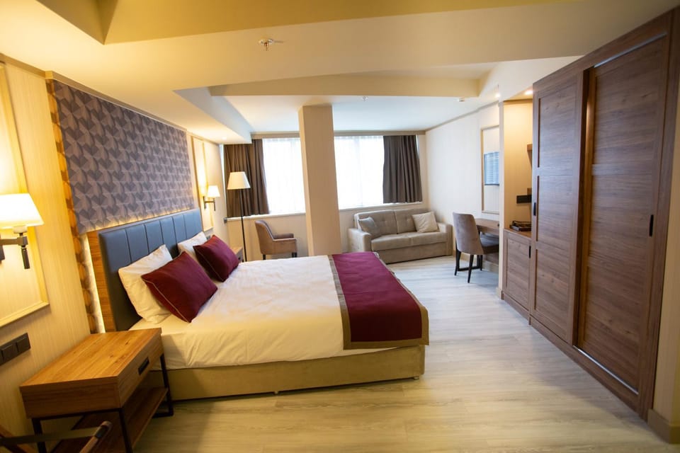 Bed, TV and multimedia, Living room, Photo of the whole room, Seating area, Bedroom, wardrobe