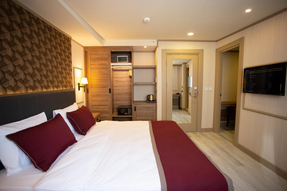 Bed, TV and multimedia, Living room, Photo of the whole room, Seating area, Bedroom, internet, wardrobe, air conditioner
