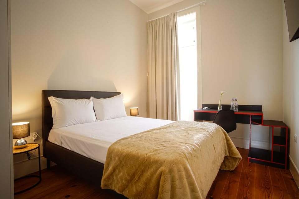 Bedroom, City view