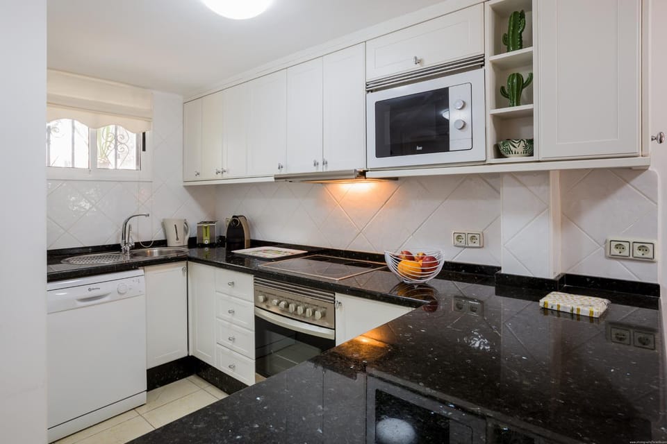 Kitchen or kitchenette, dishwasher, stove