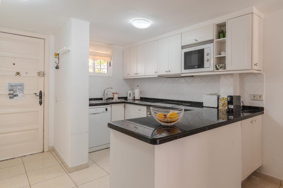 Coffee/tea facilities, Kitchen or kitchenette, dishwasher, oven, stove, toaster