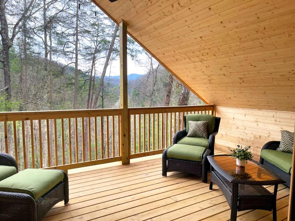 Gatlinburg - Honeymoon Hideaway Chalet in Gatlinburg