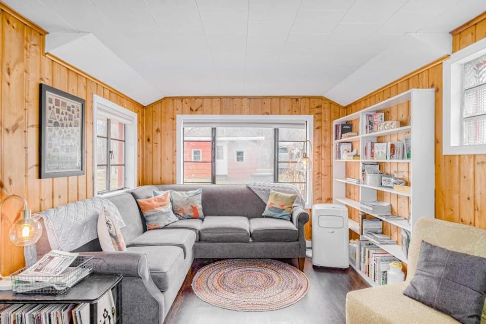 Retro on the River House in Honor