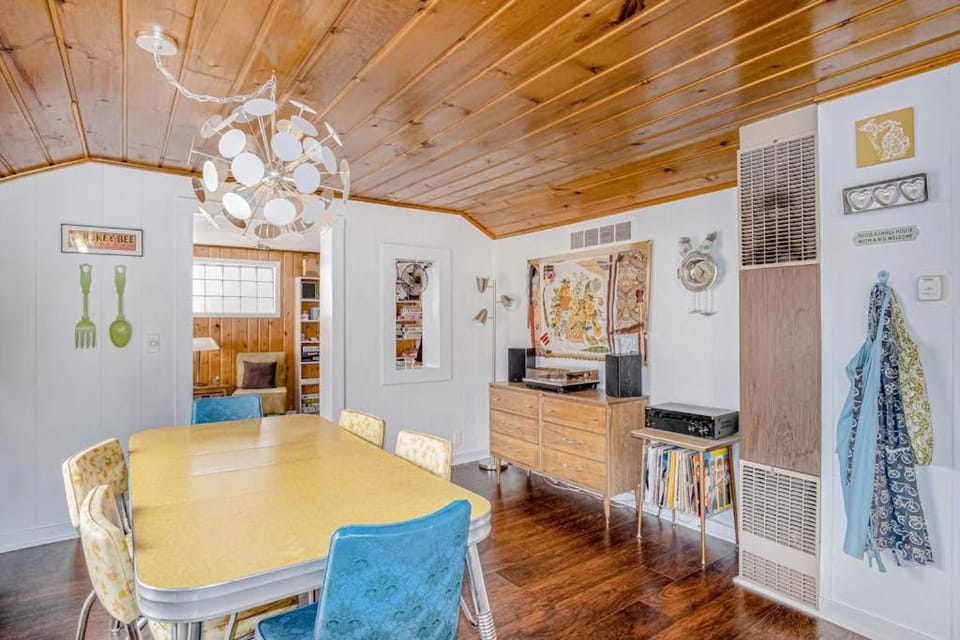 Retro on the River House in Honor