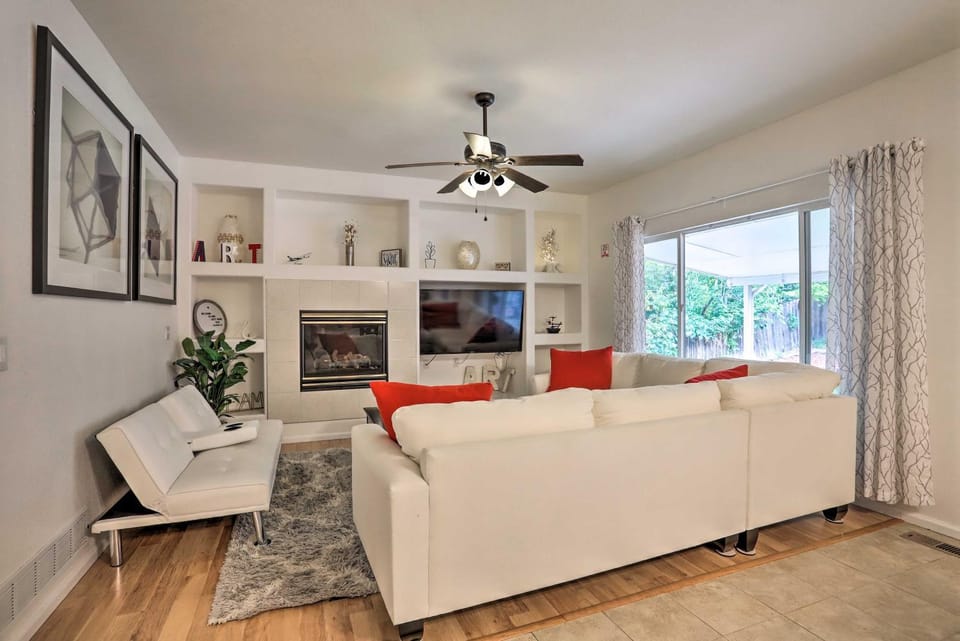Spacious Thornton Home: 15 Mi to Downtown Denver! House in Northglenn