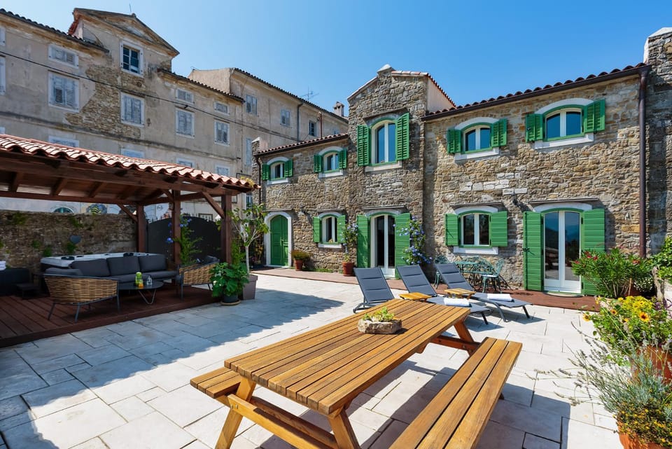 Property building, Balcony/Terrace, Garden view