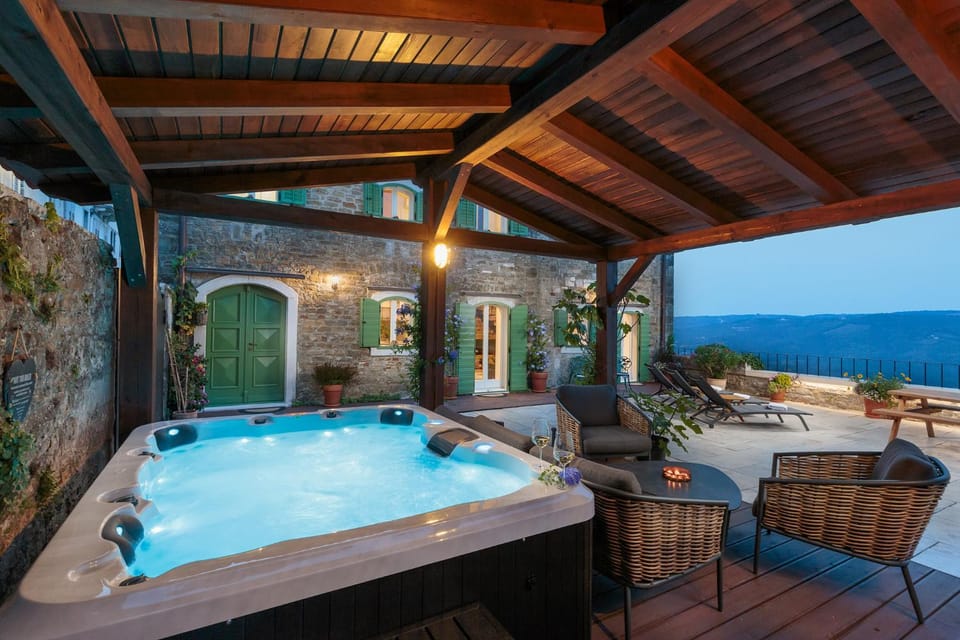 Property building, Hot Tub, View (from property/room), Balcony/Terrace, Mountain view