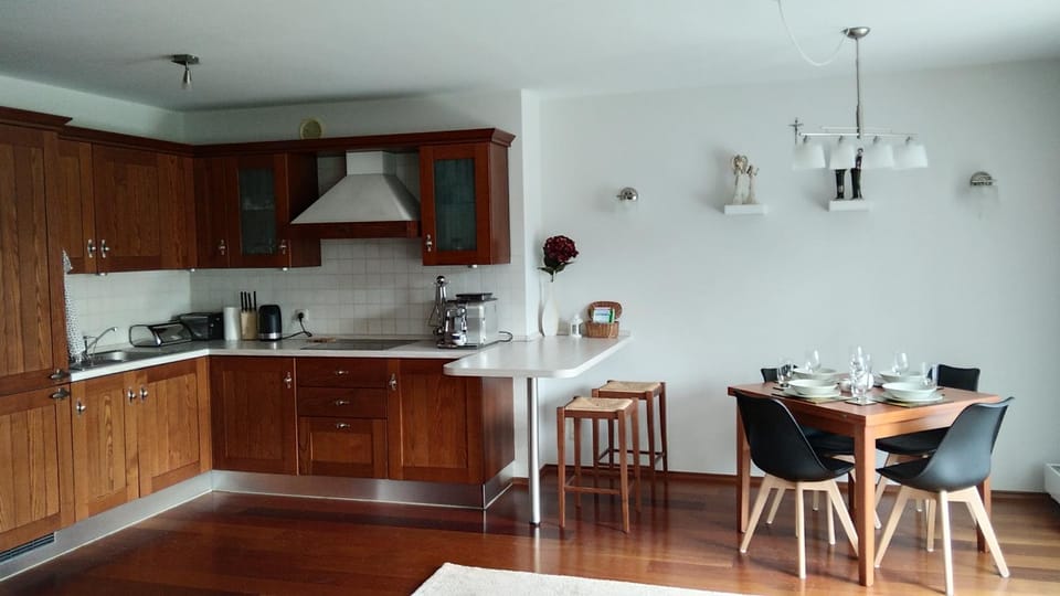 Kitchen or kitchenette, Dining area, Communal kitchen