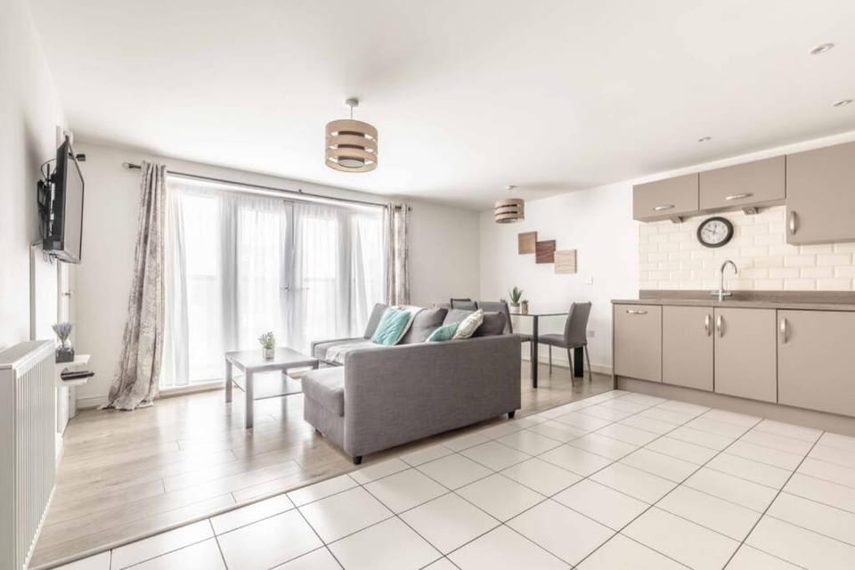 2 BED & 2 BATH COSY APARTMENT SLOUGH- FREE PARKING - By Tempstay Apartment in Slough