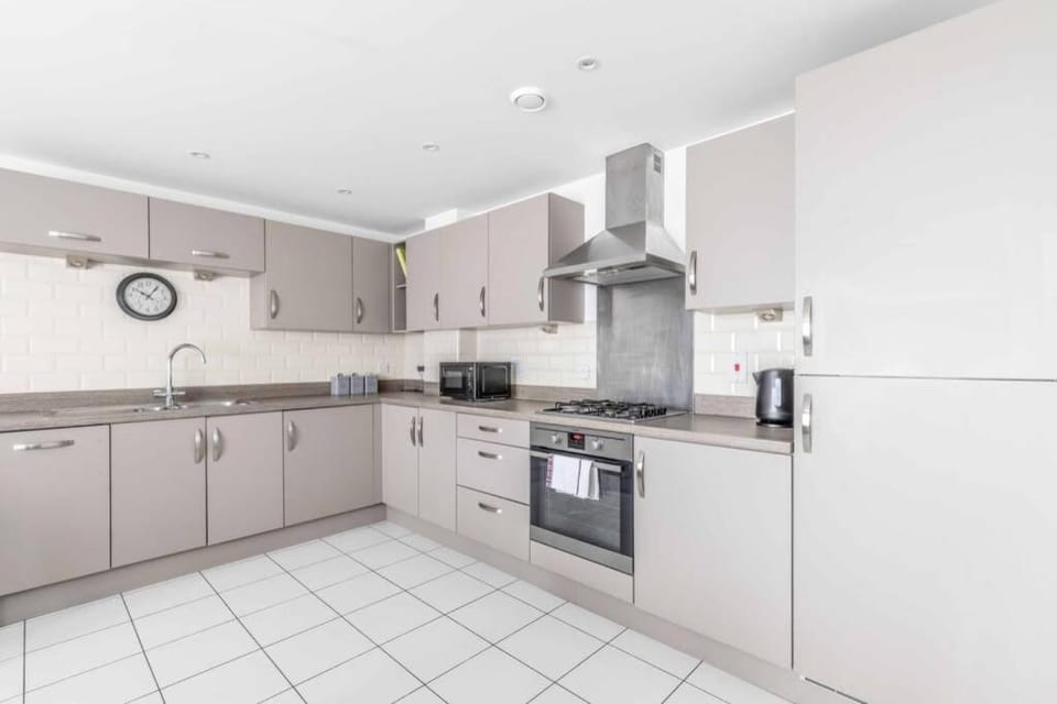 2 BED & 2 BATH COSY APARTMENT SLOUGH- FREE PARKING - By Tempstay Apartment in Slough