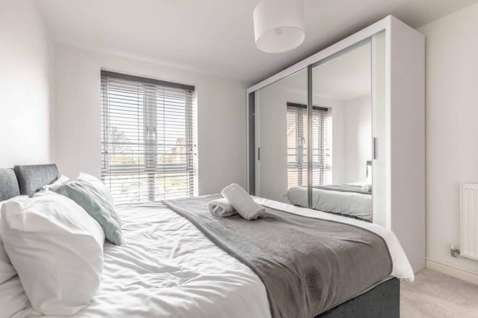 2 BED & 2 BATH COSY APARTMENT SLOUGH- FREE PARKING - By Tempstay Apartment in Slough