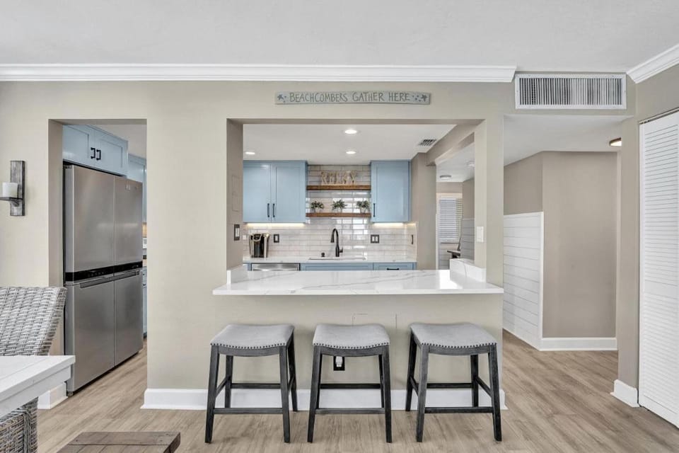 Beachfront condo with pool, gym and tennis courts House in Marco Island