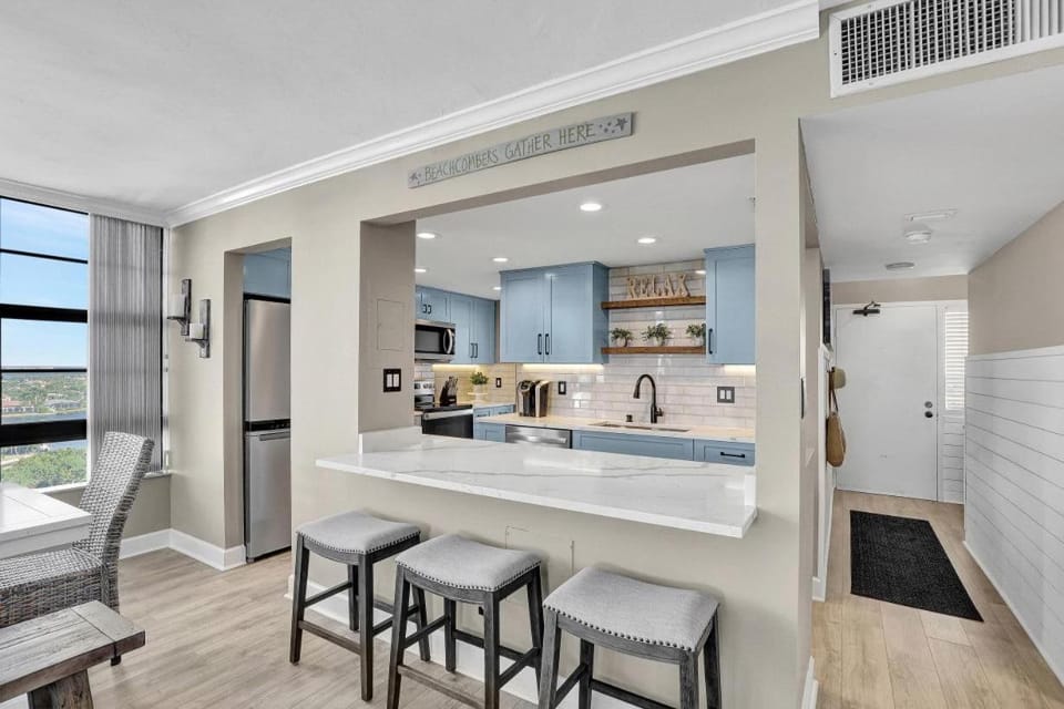 Beachfront condo with pool, gym and tennis courts House in Marco Island