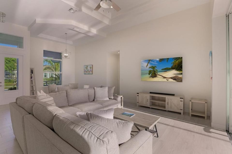 Beachy home with pool and steps to beach/food/shops House in Marco Island