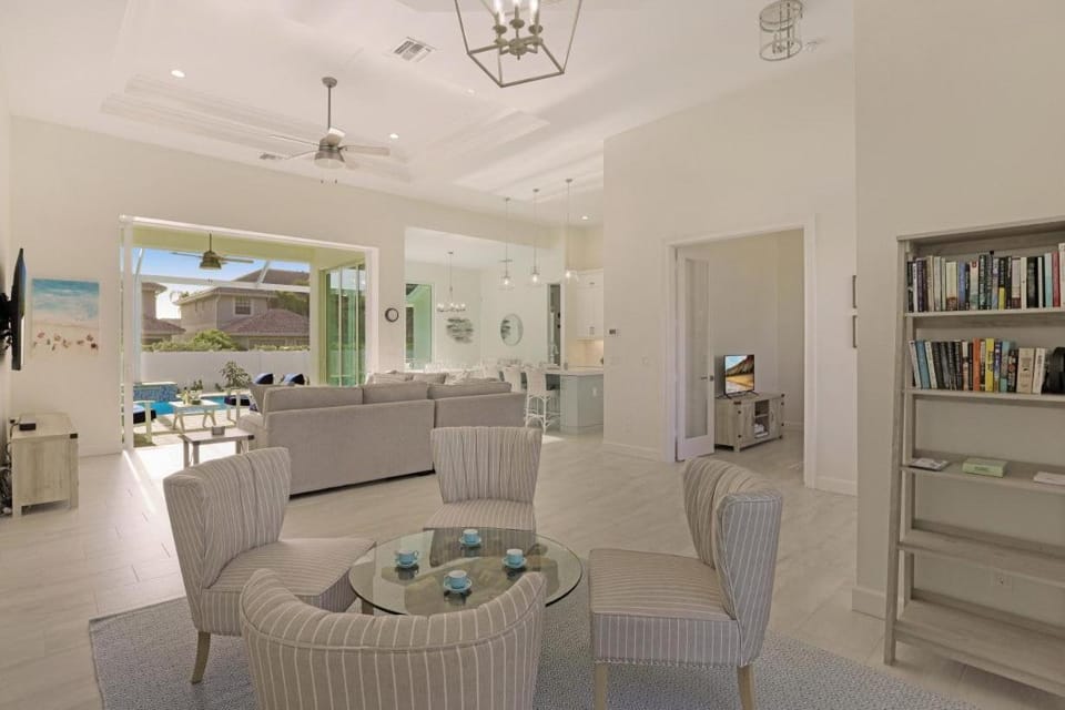 Beachy home with pool and steps to beach/food/shops House in Marco Island