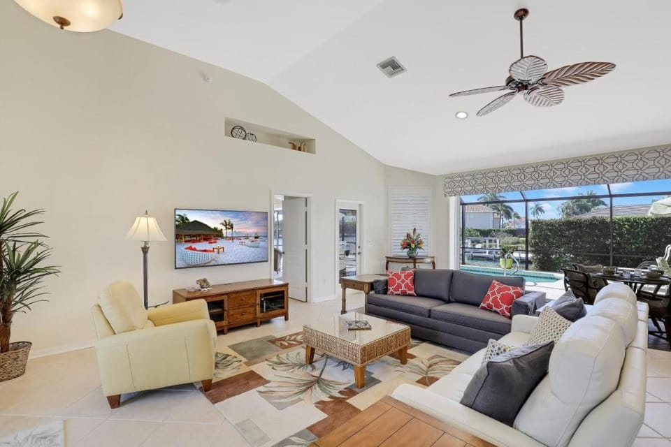 Waterfront home with pool and walk to beach/food House in Marco Island