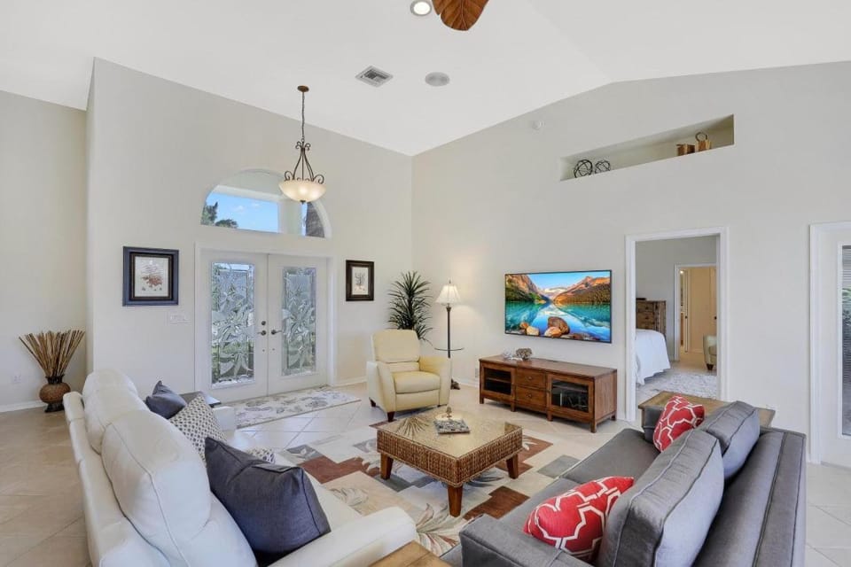 Waterfront home with pool and walk to beach/food House in Marco Island