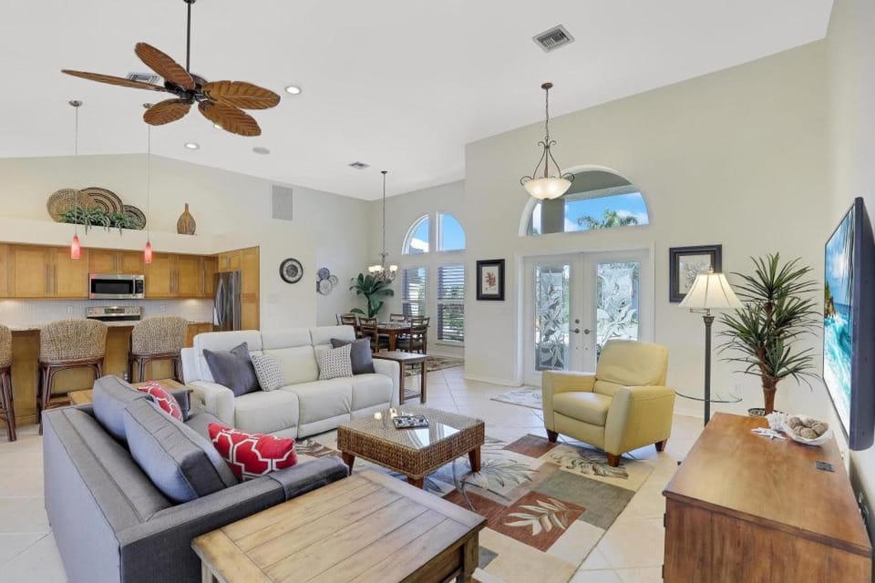 Waterfront home with pool and walk to beach/food House in Marco Island