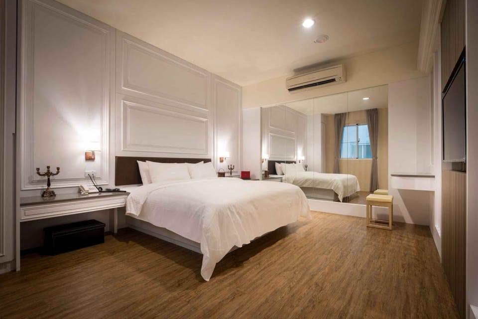 Photo of the whole room, Bedroom