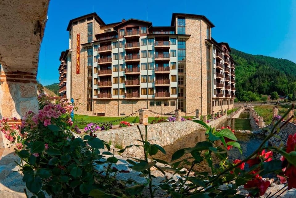 Апартамент Мая 220 СПА Хотел Свети Спас Apartment in Velingrad