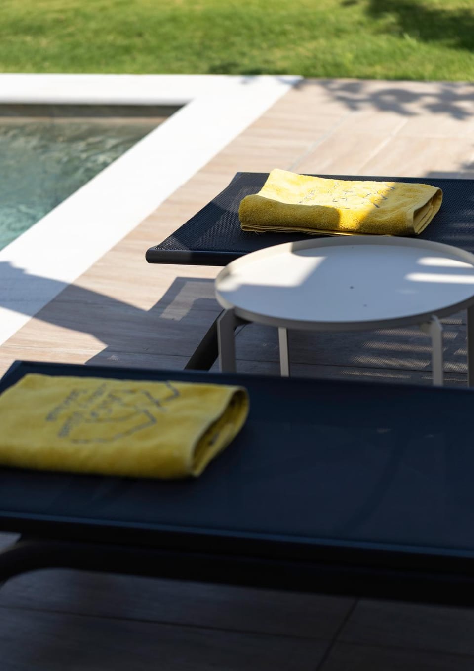 Swimming pool, towels