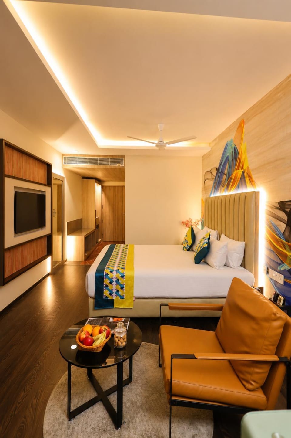 Bed, TV and multimedia, Seating area, Bedroom