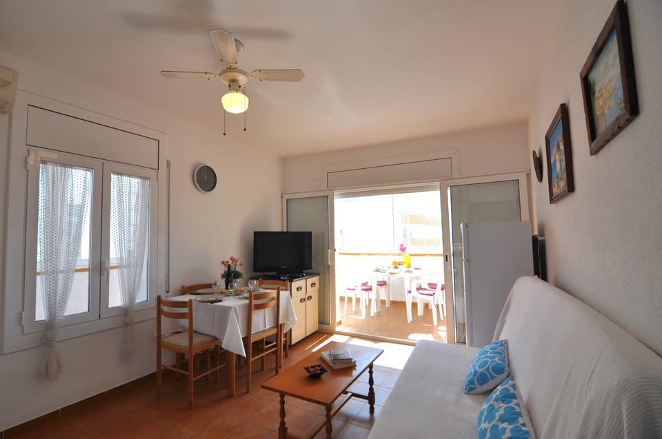 TV and multimedia, Living room, Dining area, fireplace