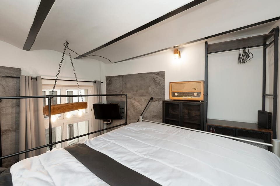 Bed, TV and multimedia, Bedroom