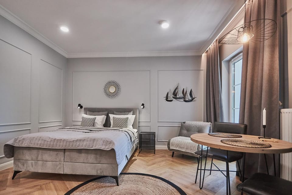 Bed, Living room, Photo of the whole room, Seating area, Bedroom