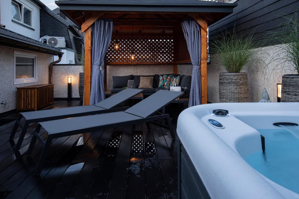 Hot Tub, sunbed