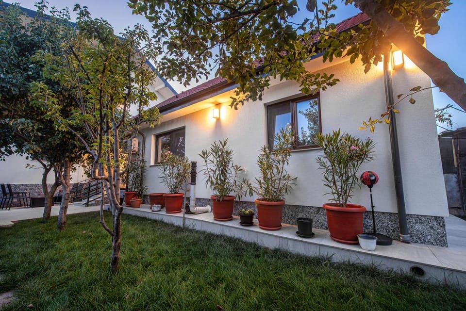 Property building, Day, Garden, Garden view