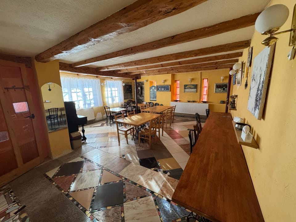 Seating area, Dining area