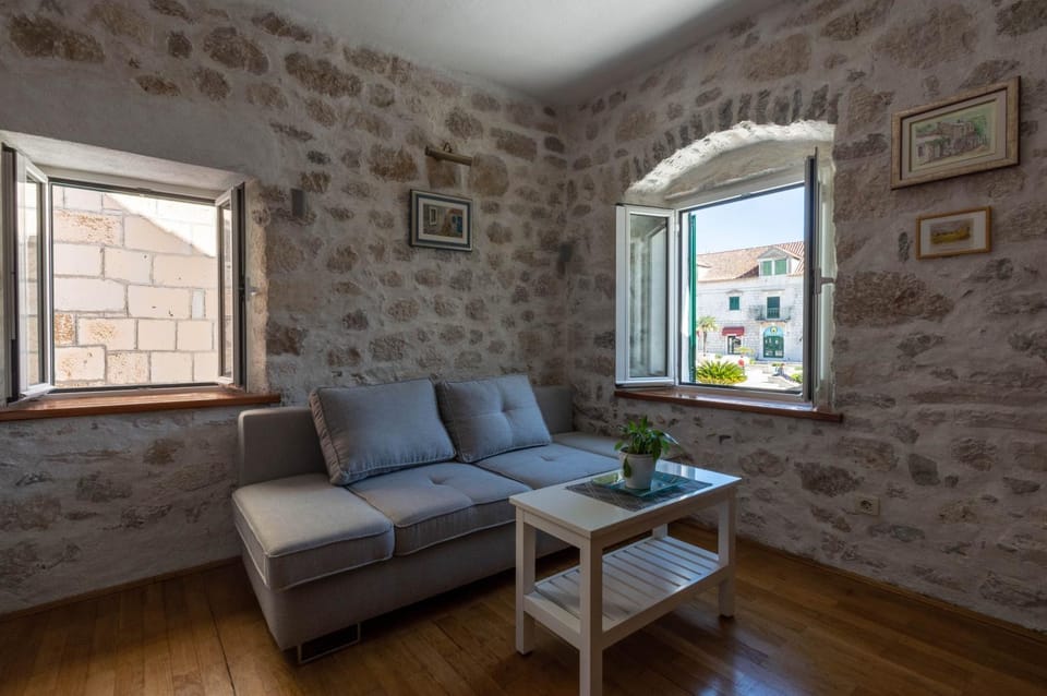 Nearby landmark, View (from property/room), Living room, City view, Landmark view, Street view