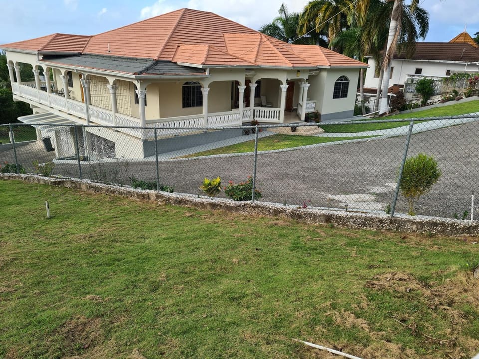 La Rose Apartment Apartment in Montego Bay