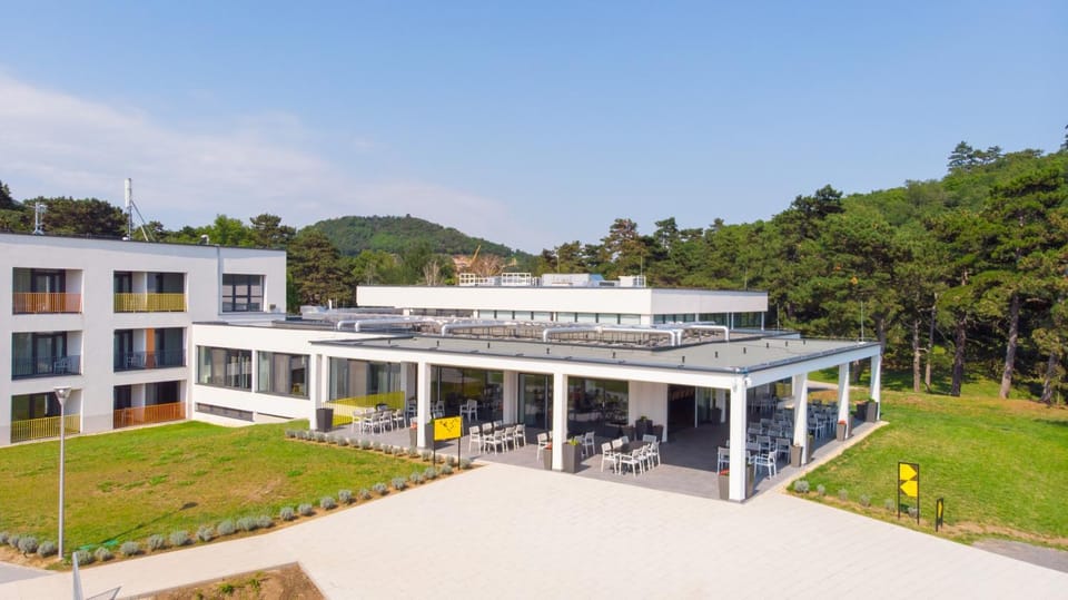 Property building, Restaurant/places to eat, Balcony/Terrace