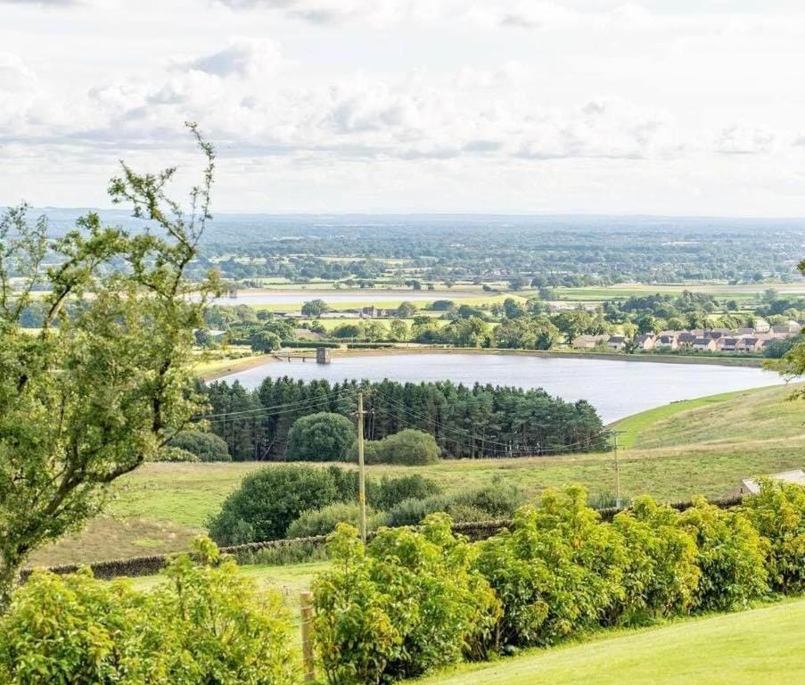 Valley View Lodge Sleeps 8 with Hot Tub House in Ribble Valley District