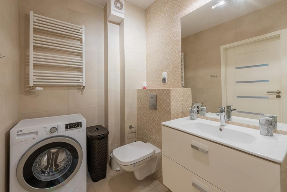 Shower, Toilet, Bathroom, towels, washing machine